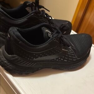 Brooks Black Athletic Shoes Sleek Mesh Design